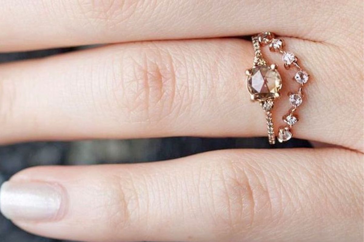 Clássico e elegante anel signo de capricórnio rose gold