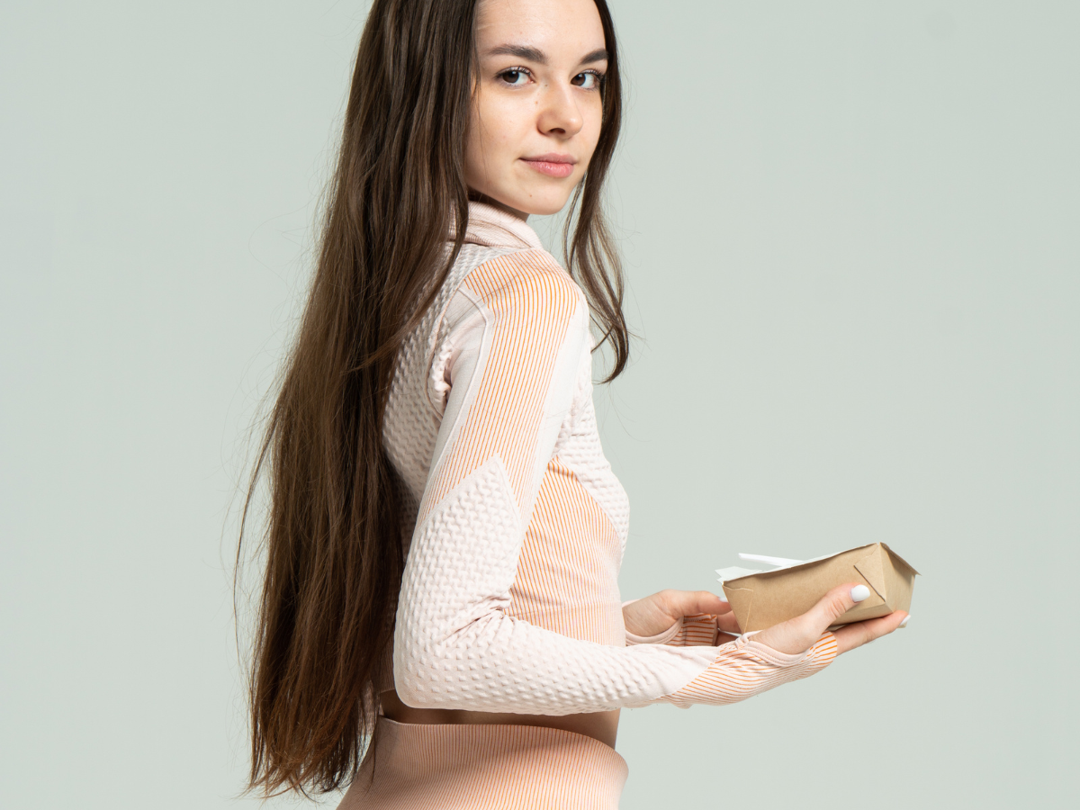 cabelos finos. Foto mostra mulher branca, com cabelo preto comprido e liso