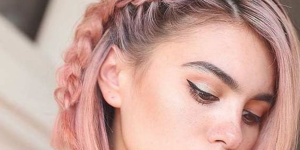 penteados fáceis com cabelo curto. Foto traz mulher de cabelo curto, rosa e com trança na lateral