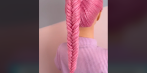 trança rabo de peixe no cabelo rosa.