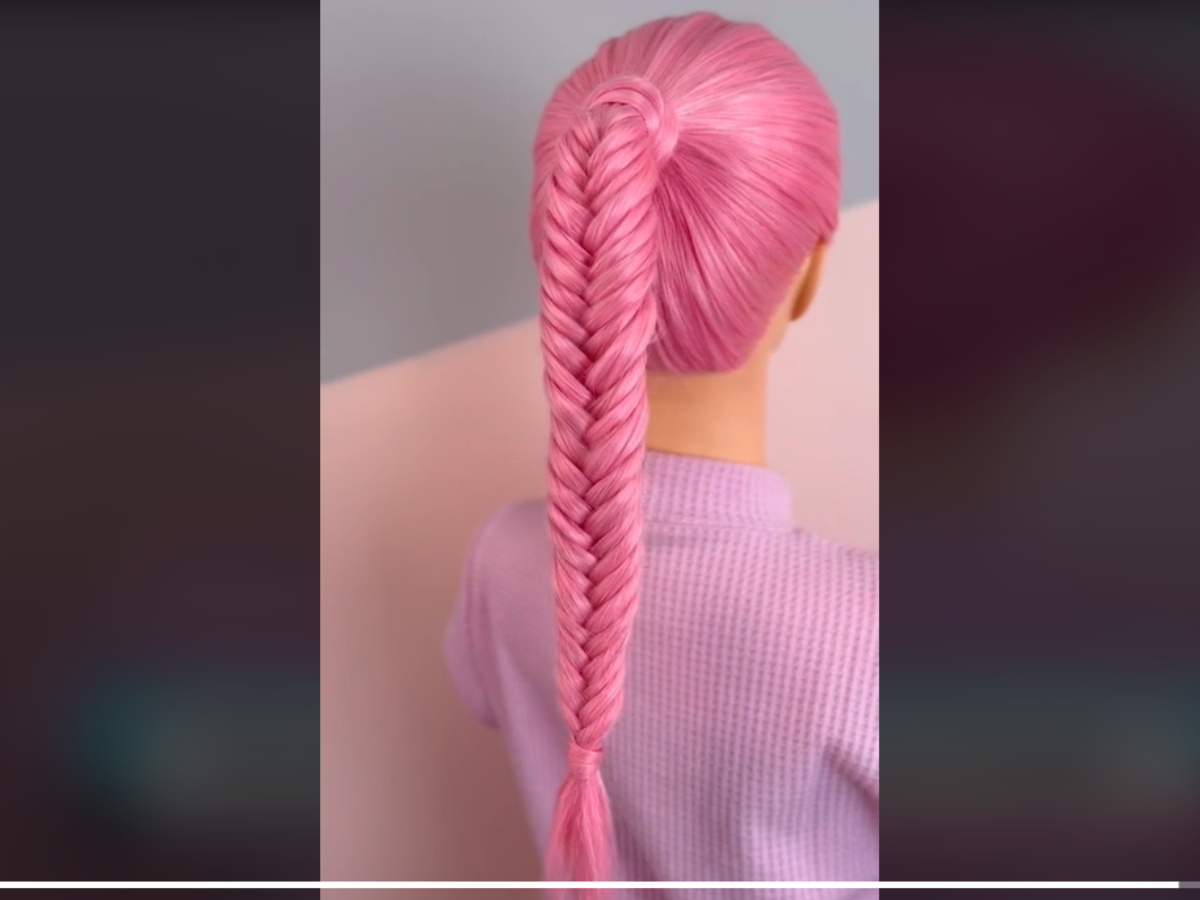 trança rabo de peixe no cabelo rosa.