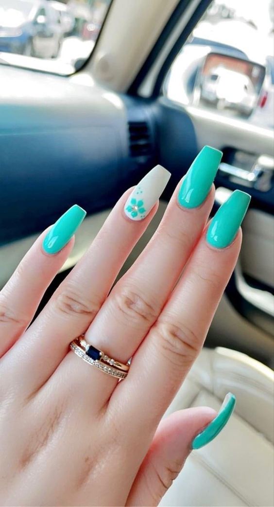 Unhas decoradas com a cor verde água e branco