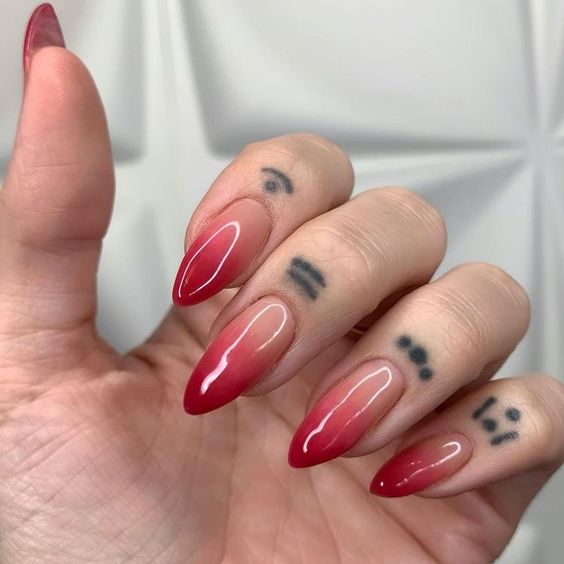 Unhas vermelhas elegantes em Acrigel com formato gradiente.