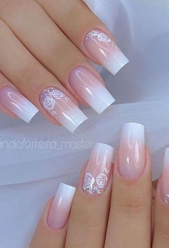 Nail arts deslumbrantes com francesinha e adesivos de renda