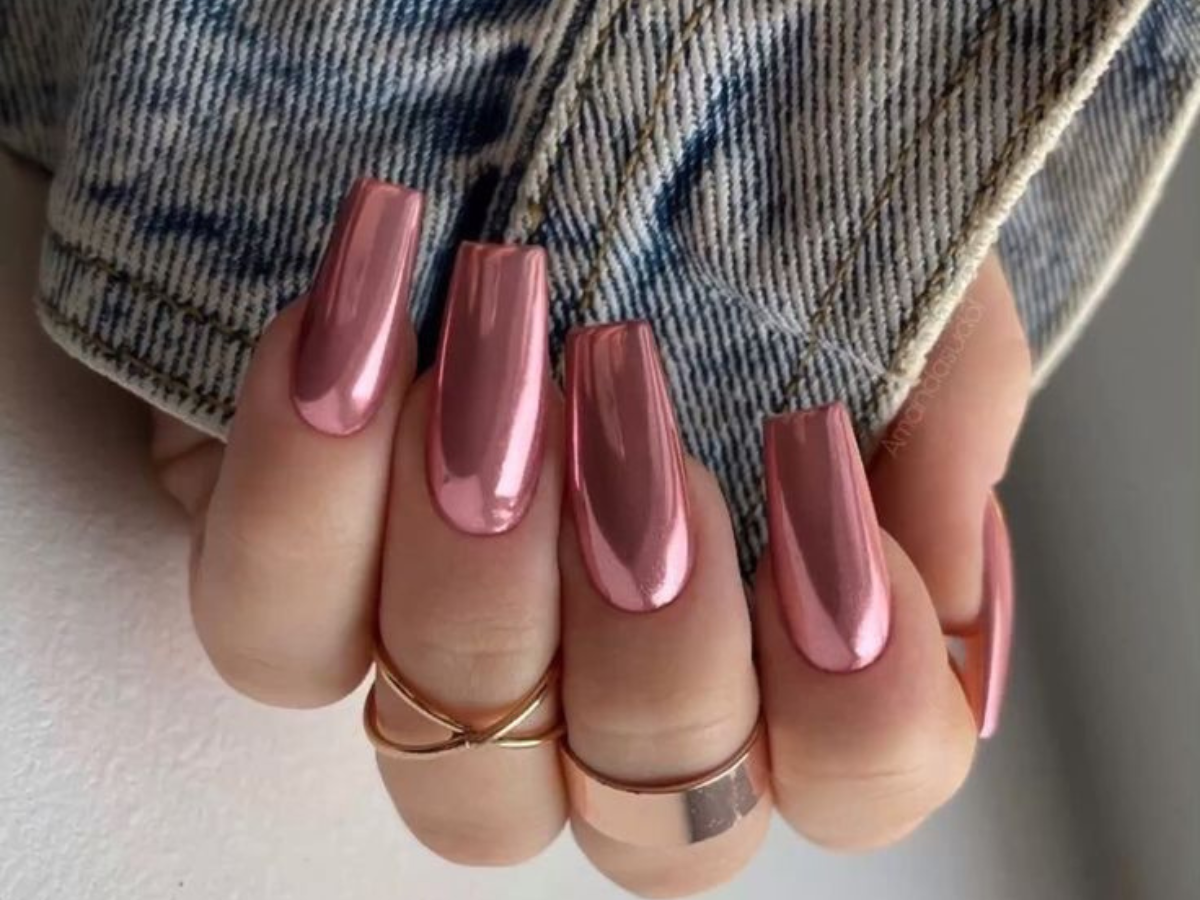 Pó cromado para unhas. Foto mostra unhas cromadas em rosa