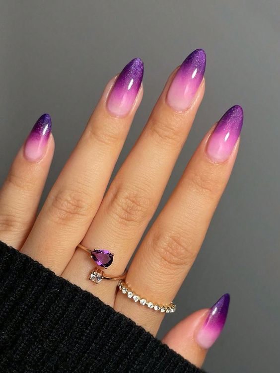 unhas ombré de cor ametista, um tipo de roxo