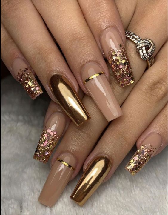 Unhas para Natal e Ano Novo. unhas com nude e dourado metalizado