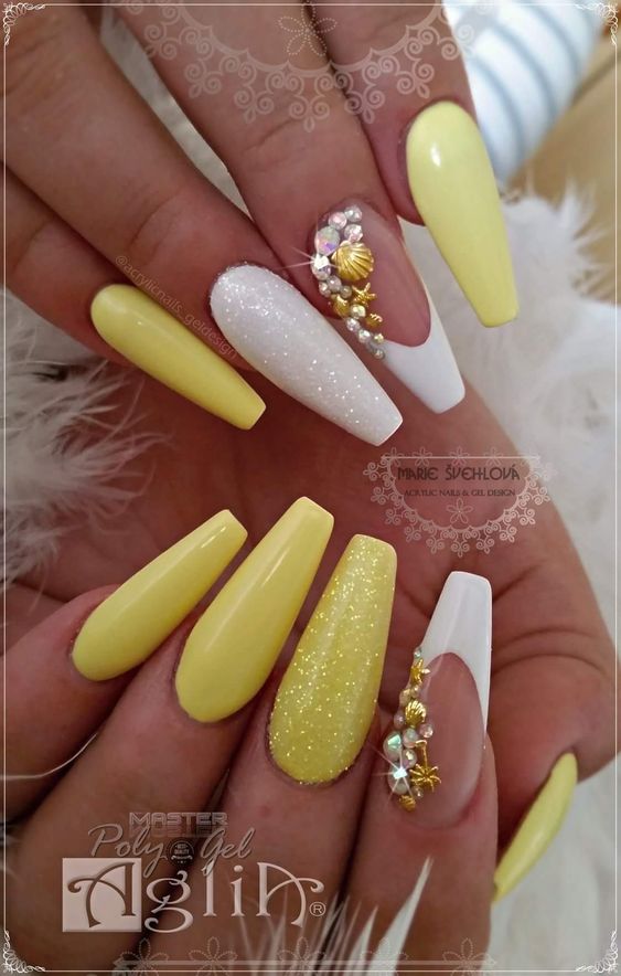 unhas para o reveillon amarela com branco