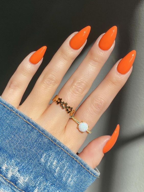 Unhas Laranja com formato amendoado