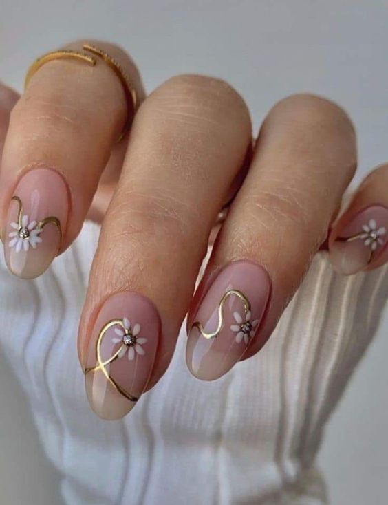 unhas branco com dourado 