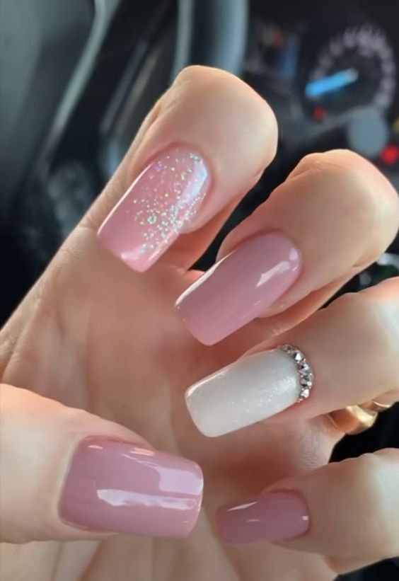 unhas rosa com branco