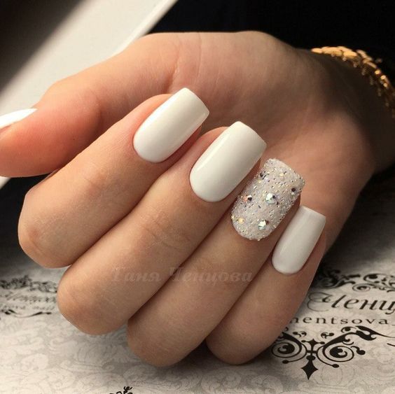 Unhas Brancas Delicadas com strass no dedo anelar