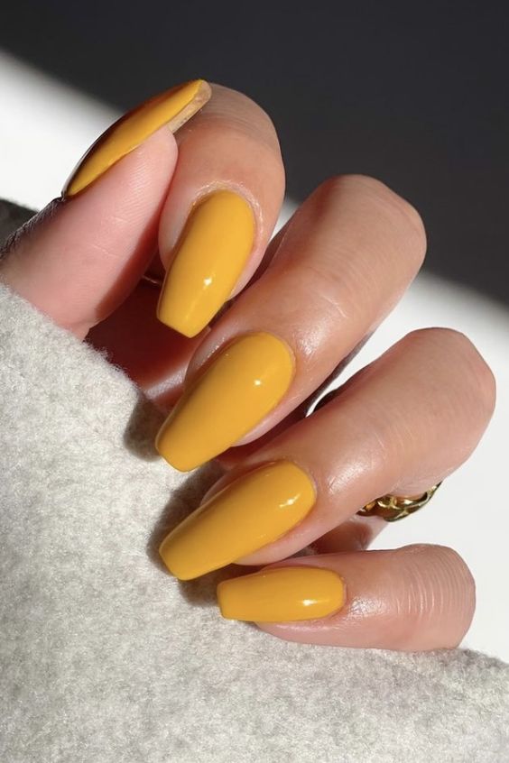 Cores de unhas para o ano novo amarelo 