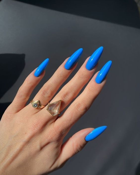 Cores de unhas para o ano novo: azul