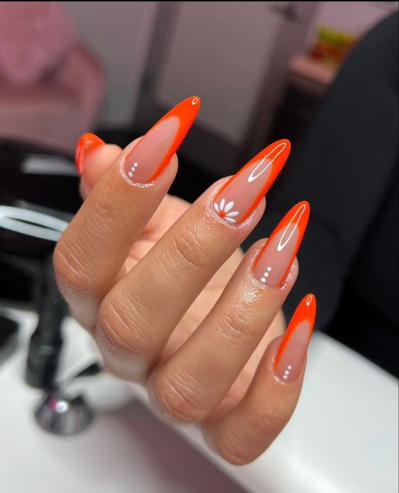 Unhas Simples e Bonitas foto traz francesinhas laranja com detalhes floridos 