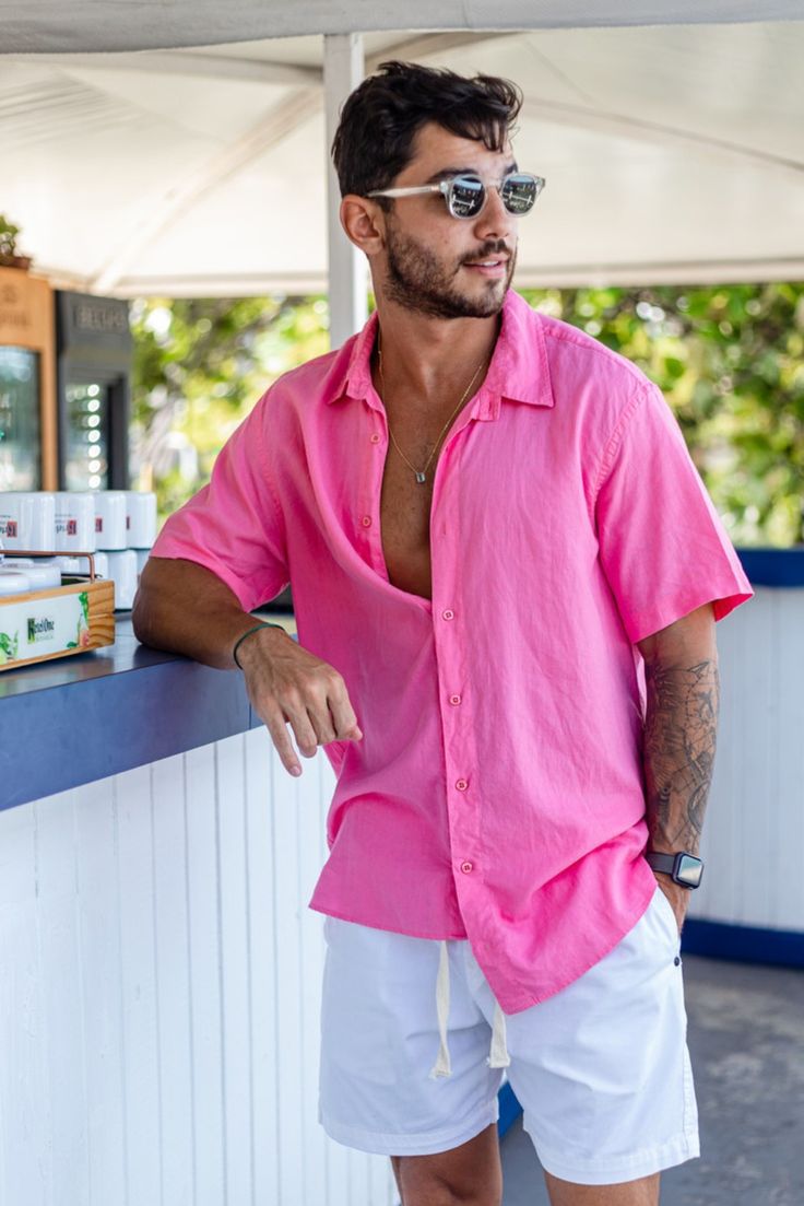 reveillon looks masculino: camisa colorida de rosa e bermuda branca