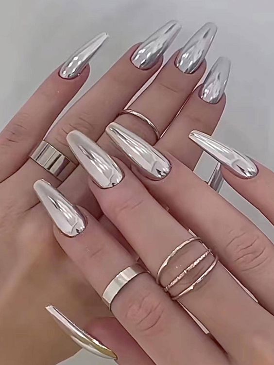 unhas metalizadas para o Natal: prata