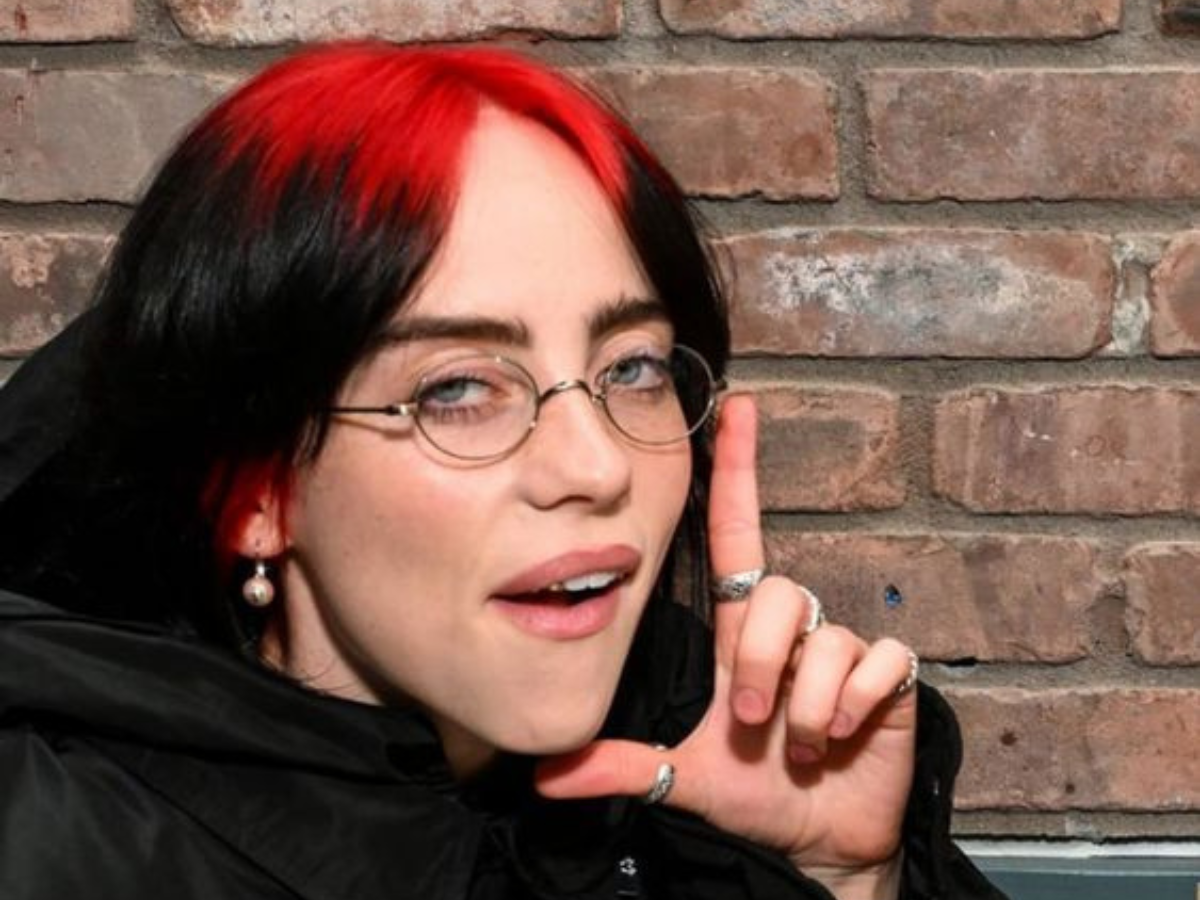 Cor de cabelo da Billie Eilish com raiz vermelho e pontas pretas