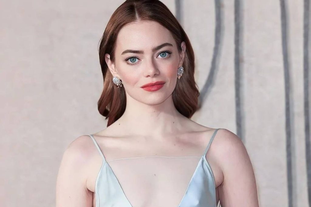 Emma Stone rouba cena em tapete vermelho com glamuroso vestido de alça prateado