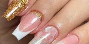 Unhas Douradas com Branco para Ano Novo