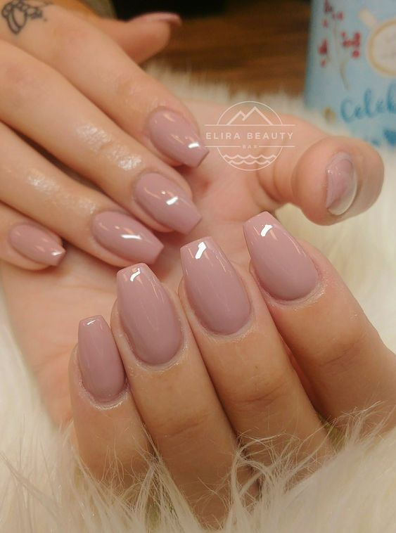 manicure luxuosa de cor nude