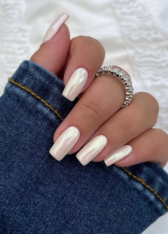 unhas brancas delicadas