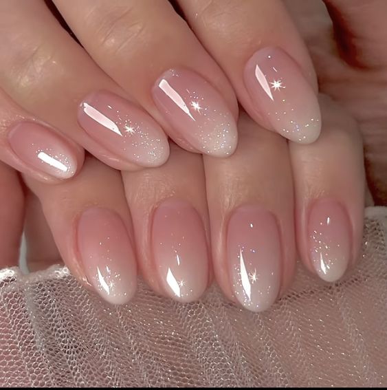 Unhas redondas com efeito degradê em branco