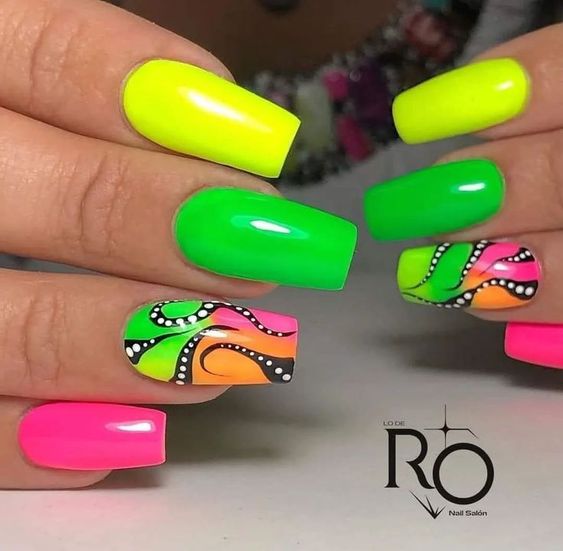 unhas decoradas em esmalte neon