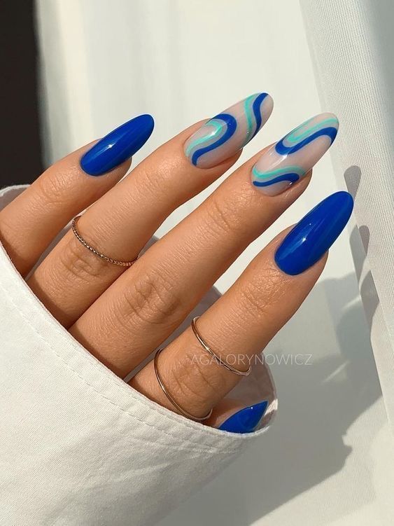 unhas azul com desenhos abstratos