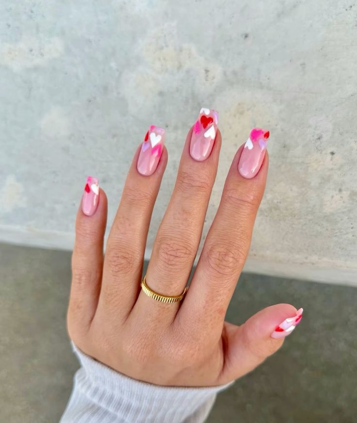 Unhas Decoradas em Rosa e Branco com corações na decoração