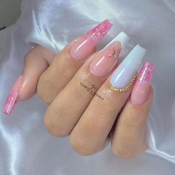 Unhas Decoradas em Rosa e Branco com uma borboleta rosa na decoração.