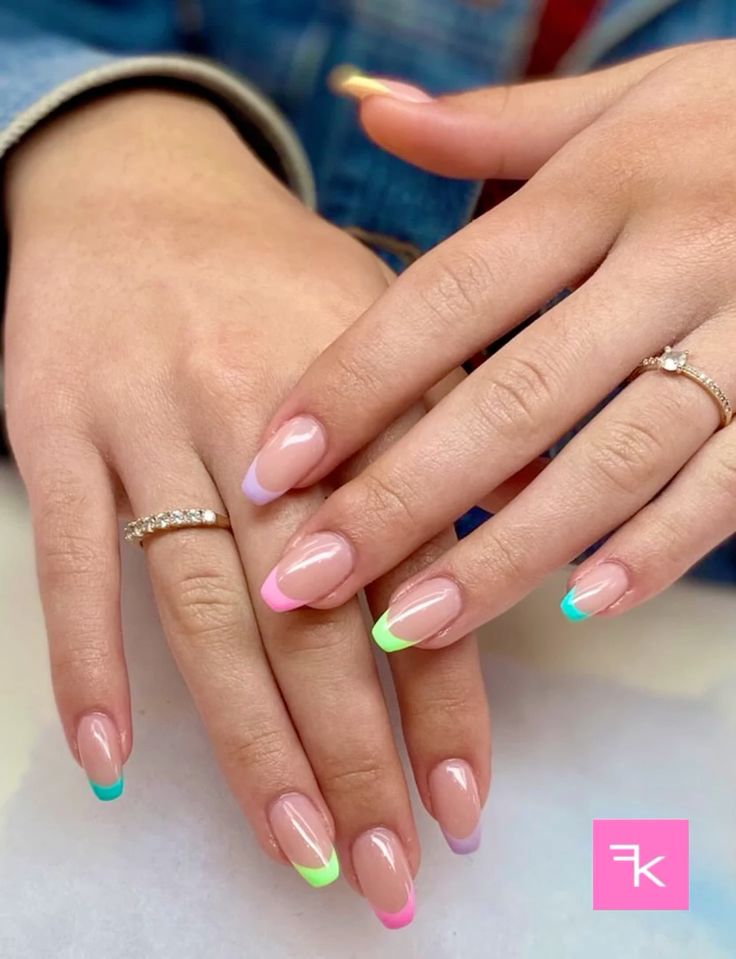 unhas francesinhas coloridas em cores pastéis