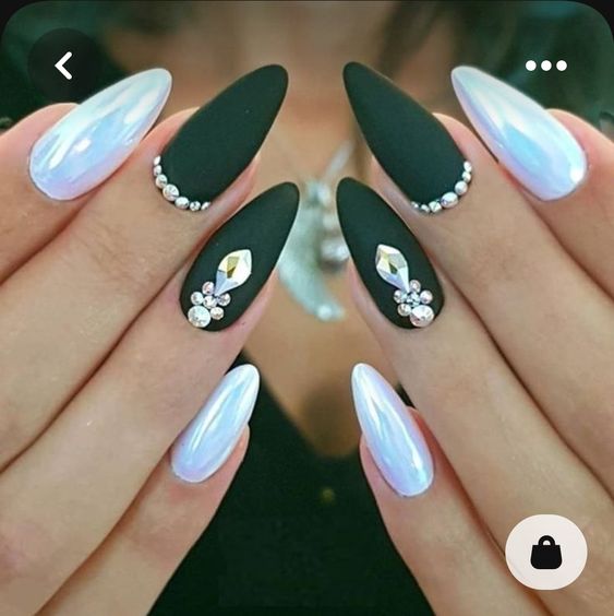 unhas verde com branco e pedrarias grandes