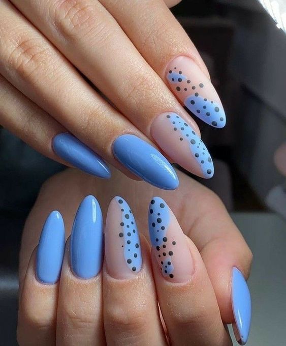 Unhas Azul mais claro e bolinhas