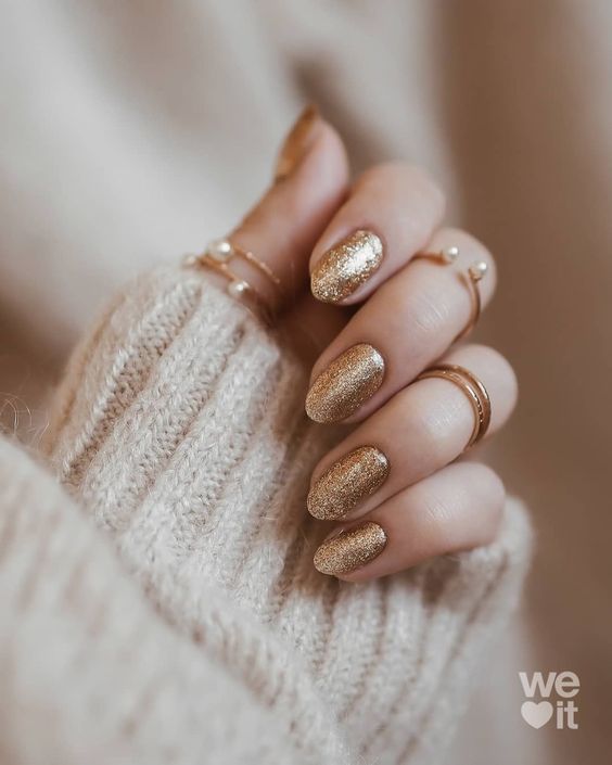 cores de unhas que atraem dinheiro: dourado