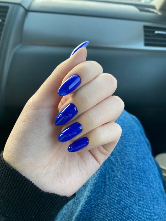 cores de unhas que atraem dinheiro: azul