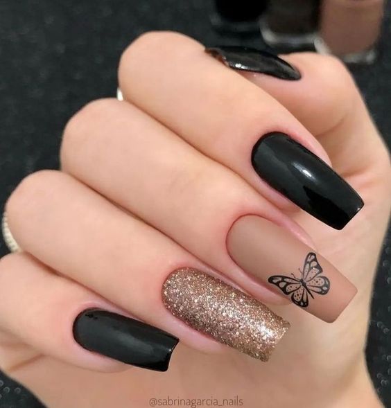 unhas decoradas com esmalte preto com brilho e nude fosco com desenhos