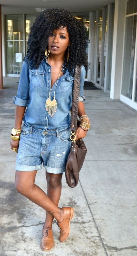 look totalmente jean com shorts jeans e camisa com o tecido