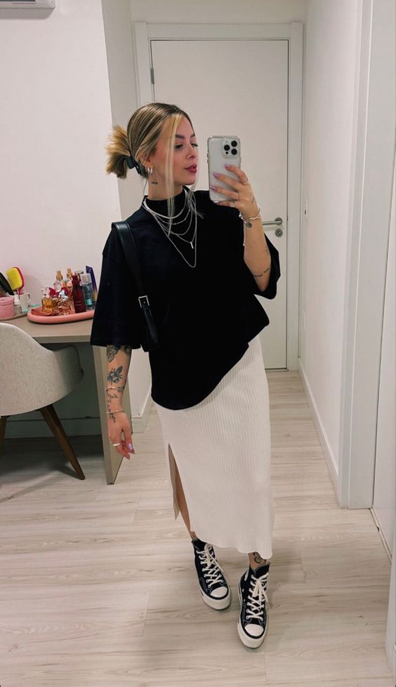 Saia midi com camiseta e tênis