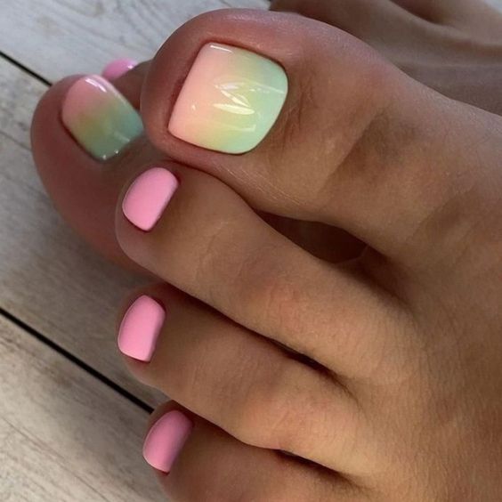 unhas decoradas nos pés para o verão. Foto traz unha em degradê entre rosa, amarelo e verde