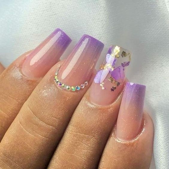 Unhas encapsuladas decoradas de cor lavanda