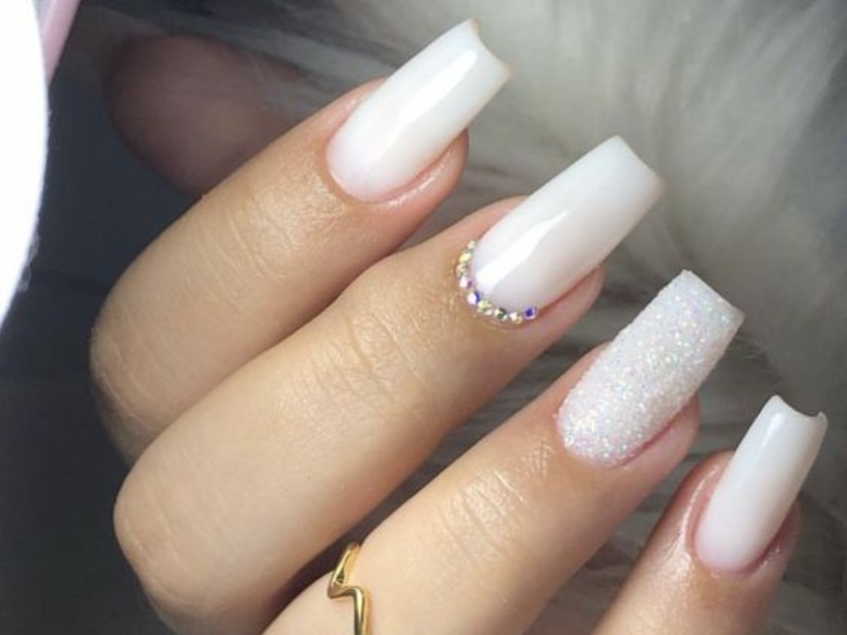 unhas brancas com charme