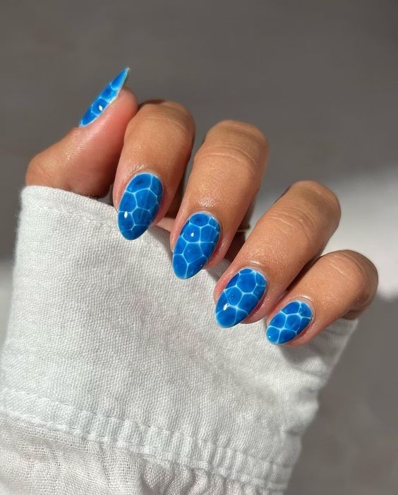 unhas azul com estampa crocodilo