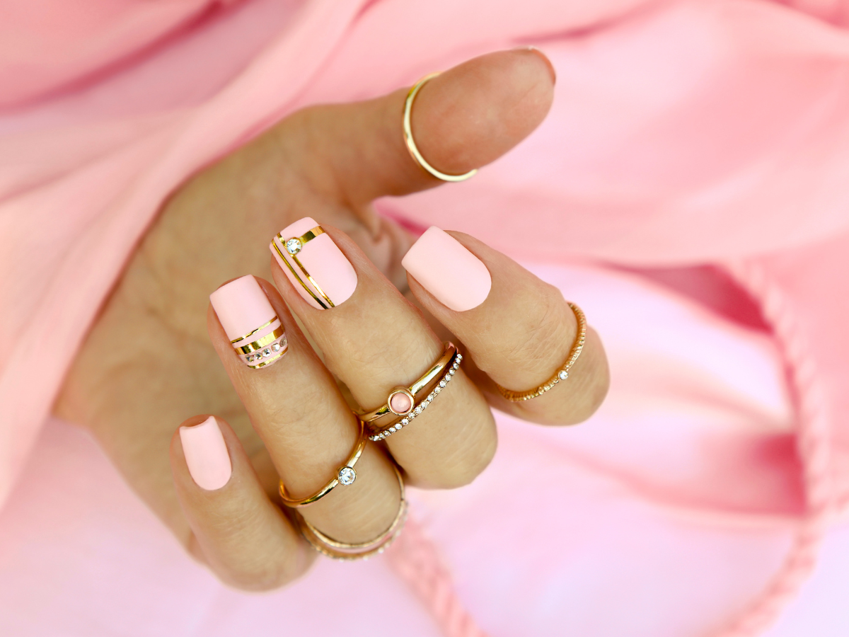 unhas delicadas, inspirações elegantes. Foto mostra unha rosa com detalhes em dourado