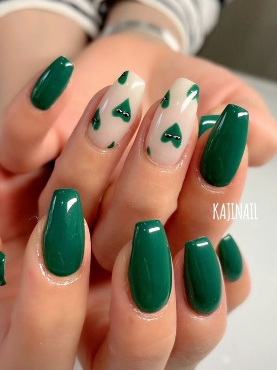 Unhas decoradas com corações