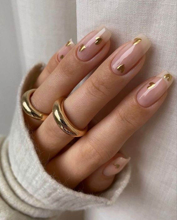 unhas clarinhas com detalhes em dourado