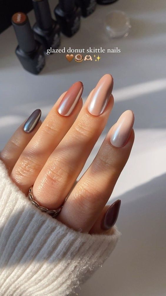 inspirações para unhas delicadas e elegantes: tons terrosos