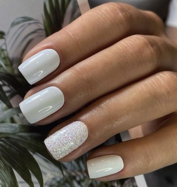 Unhas Delicadas ideias com branco e glitter