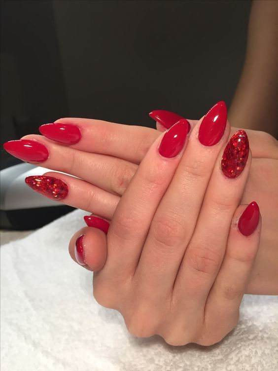 Brilho encapsulado com esmalte vermelho