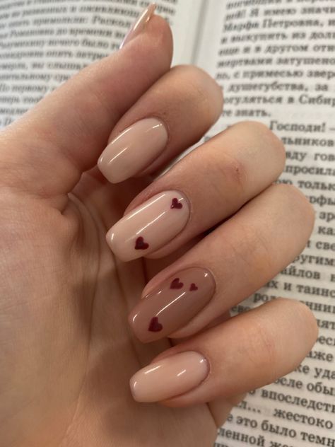 Unhas Delicadas ideias com nude e corações